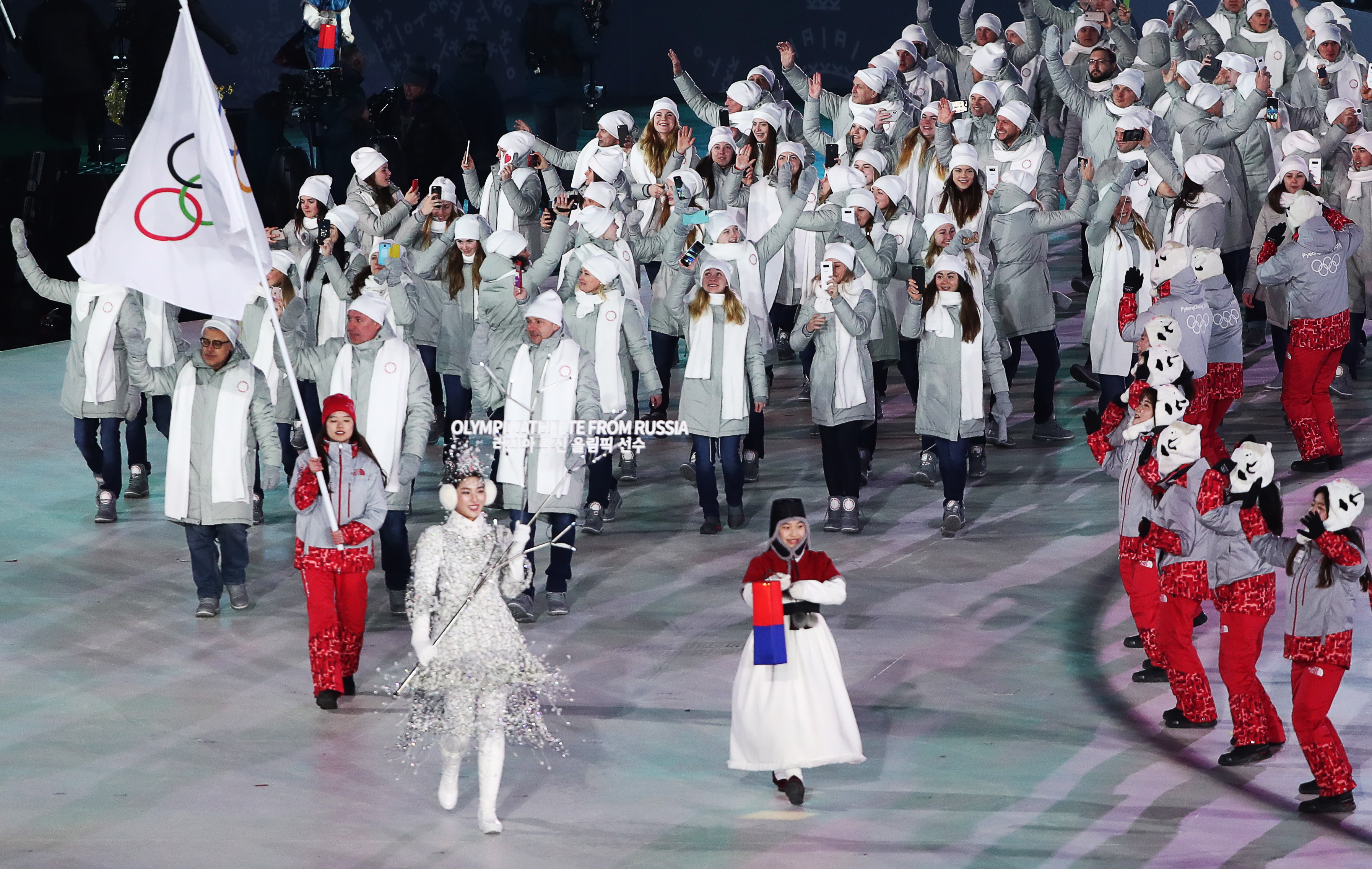 23 зимних олимпийских игр. Российские спортсмены на Олимпиаде под нейтральным флагом. Пхёнчхан Олимпийские игры 2018 открытие. Российская сборная на Олимпиаде в Пекине 2022.