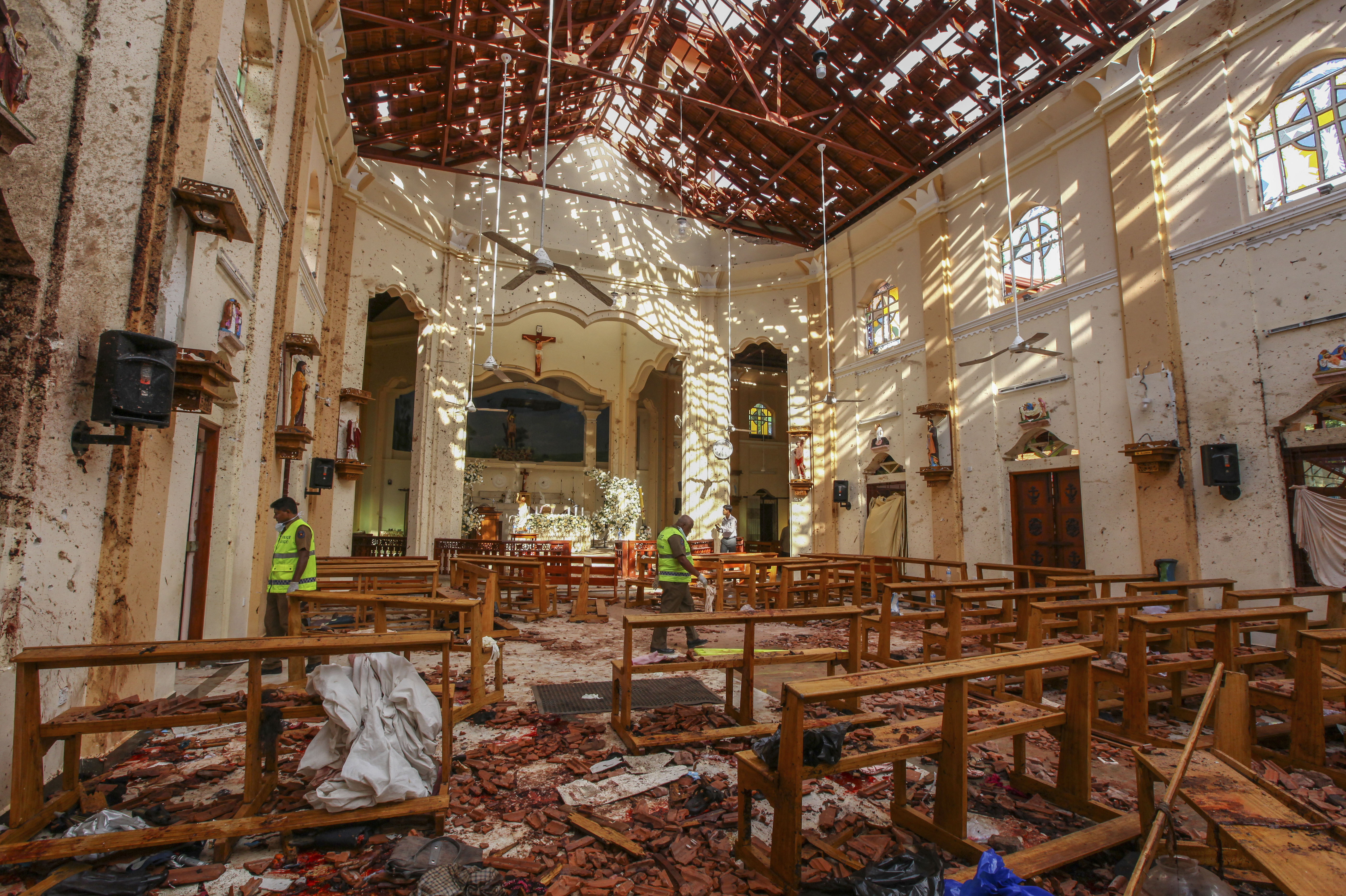 Теракт в шри ланке. Теракт Церковь Шри Ланка. Христианская Церковь в Шри Ланке. Теракт в церкви Шри Ланка снаружи.